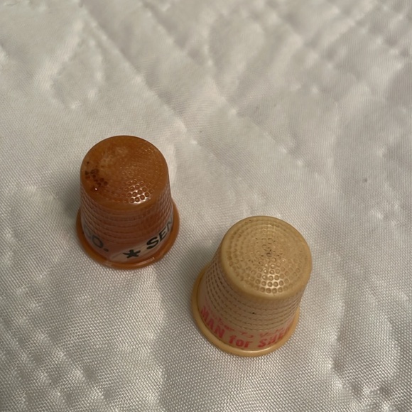 Set of 2 Vintage Plastic Thimbles Collectibles Sewing Supplies - Picture 12 of 12